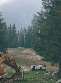 Jeden z posledných pohľadov na lanovku, už bez sedačiek. /foto: Andrej Bisták 30.8.2002/