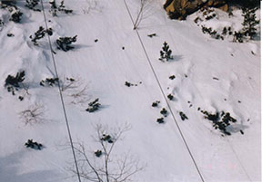 Lano pôvodnej lanovky a nevyužité pôvodné základy podpier sa nachádzali na Solisku aj v zimnej sezóne 2002/2003. /foto: Andrej Bisták 17.2.2003/
