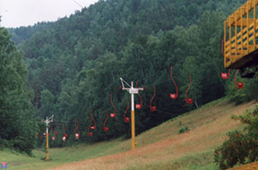 dolní část trasy  ještě provozní lanovky v červenci 1996 /foto: ktp.ruz.net/