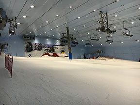 Štvorsedačková lanovka Poma Unifix v lyžiarskom stredisku Ski Dubai /foto: Dominik Pella 9.4.2017/