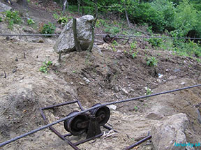 detail vodiacich kladiek pri ťahaní lana traktorom smerom k hornej stanici /foto: Peťo z Lamača 09.06.2005/