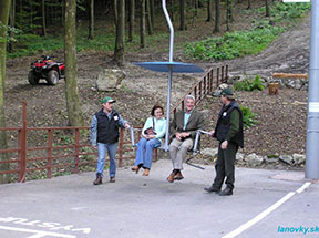 prví platiaci cestujúci po 15 rokoch sa práve priviezli do údolnej stanice /foto: Peter Brňák 30.09.2005/