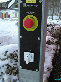 prepínač rýchlosti a tlačidlo núdzového zastavenia /foto: Boris 19.02.2006/