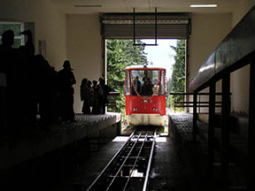 Vozeň č. 2 vchádza do budovy hornej stanice na Hrebienku. /foto: Peter Brňák 16.09.2007/