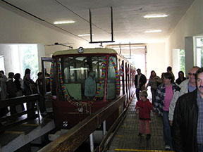 Posledný príchod vozňa na nástupište hornej stanice. /foto: Peter Brňák 16.09.2007/