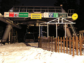 večer pri údolnej stanici lanovky na Mostíky /foto: Peter Brňák 22.12.2007/