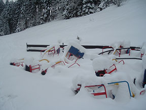 sedačky pod sněhem /foto: Radim Polcer 25.01.2005/