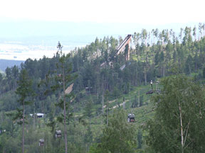 pohľad od visutej lanovky na stredisko Jamy-v popredí kabínková lanovka /foto: Ján Palinský 28.06.2008/