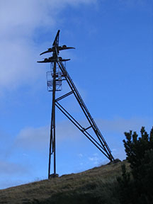 Podpera č. 1 ako pútač a aj pamätník pôvodnej lanovky /foto: Mirek 16.11.2008/