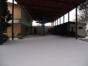 Nástupište a výstupište dolnej stanice pod snehom. /foto: Andrej Bisták 5.1.2009/
