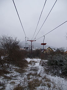 Horná stanica v hustej hmle - dnes by z lanovky výhľad na široké okolie nebol /foto: Andrej Bisták 5.1.2009/