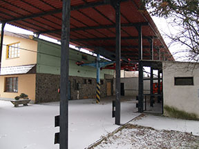 Opustená dolná stanica. /foto: Andrej Bisták 5.1.2009/