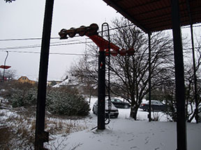 Aj zasnežené kladkové batérie napovedajú, že lanovka sa už dlho nepohla. Zatiaľčo na prevádzkovaných dráhach sa sneh na kladkách dlho neudrží, tu sa takýto obrázok opakuje každú zimu /foto: Andrej Bisták 5.1.2009/