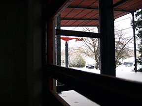 Aby pokladník v dolnej stanici nezamrzol, muselo by byť okno zasklené. Aby tu však nejaký pokladník bol, musela by lanová dráha na Zobor jazdiť... /foto: Andrej Bisták 5.1.2009/
