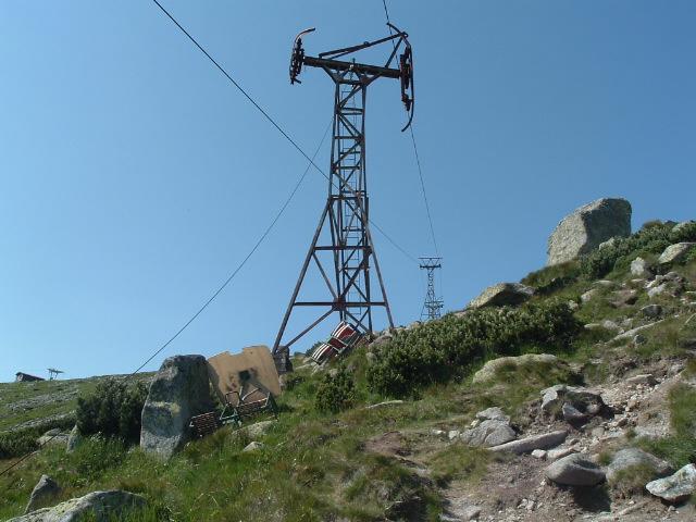 podpera č. 15, na ktorej 2.12.2003 vystrelilo lano, pod ňou ležia aj poškodené sedačky č. 12 a č. 21  - foto: Radim 01.08.2004