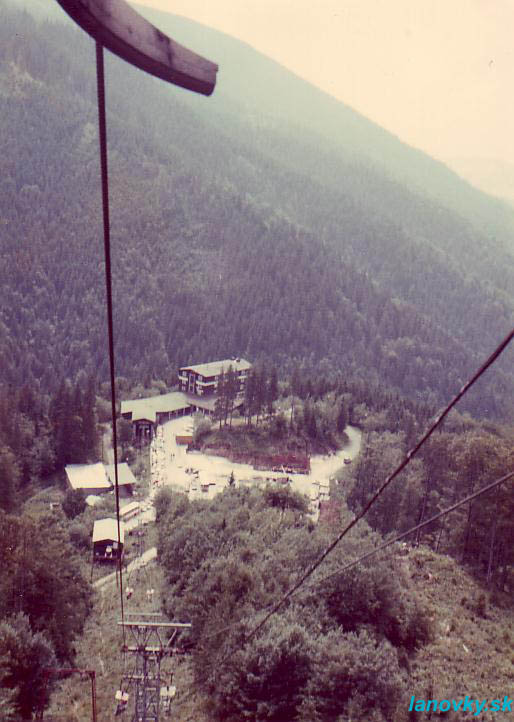 pohľad od podpery č. 7 na dolnú časť trasy lanovky  - foto: Ing. Bíza 1989
