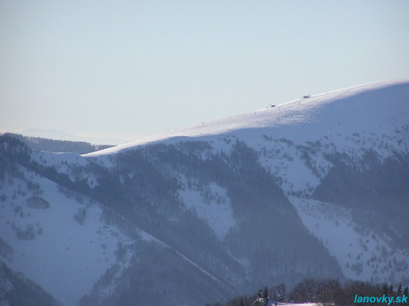 Pohľad na Líšku (Krížnu) z Donovalov - Novej hole, vidno sú podpery vleku Tatrapoma H, stanica HZS a vyhoretá stanica lanovky z Tureckej (vpravo hore-najvyššie)  - foto: Peter Brňák 09.01.2006