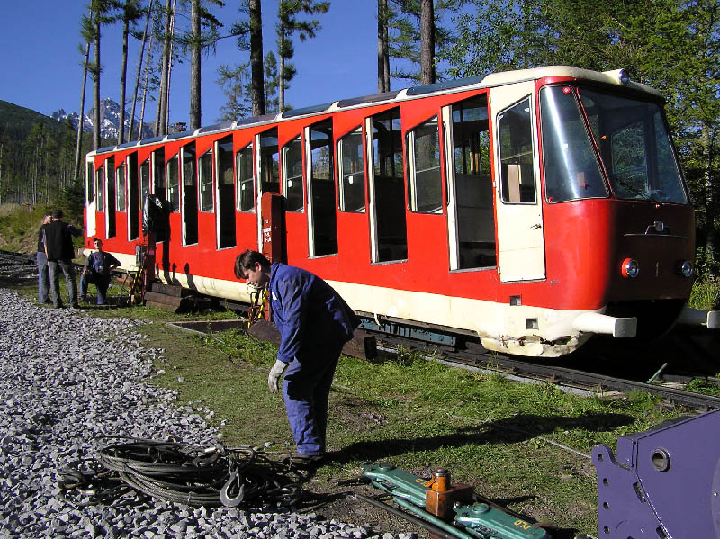 Demontáž začala bezprostredne po poslednej jazde, ako prvé bolo vykonané odpojenie vozňov z ťažného lana.  - foto: Peter Brňák 16.09.2007