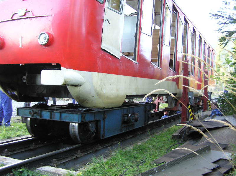 Vozeň č. 1 nadvihnutý z podvozkov.  - foto: Peter Brňák 16.09.2007