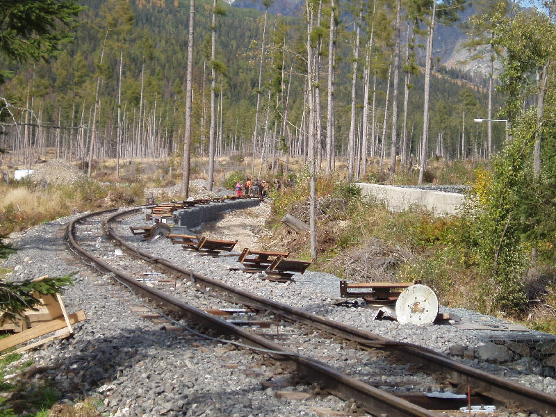 Práce na oprave trate. Pôvodné kladky, vedúce ťažné lano, sú už demontované.  - foto: Andrej 30.09.2007