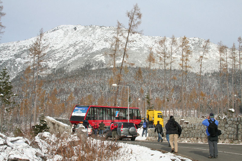 Vozeň na trajleri pomaličky stúpa k výhybni.  - foto: Maroš Sýkora 6.11.2007