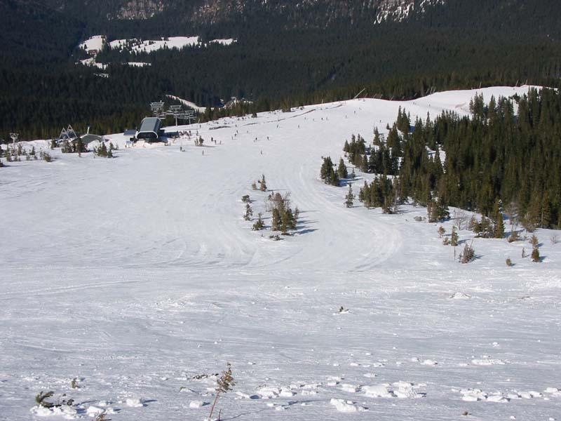 Rovná hoľa s hornou stanicou šesťsedačky, údolnou stanicou dvojsedačky a zjazdovkou FIS  - foto: Mirek 21.03.2005