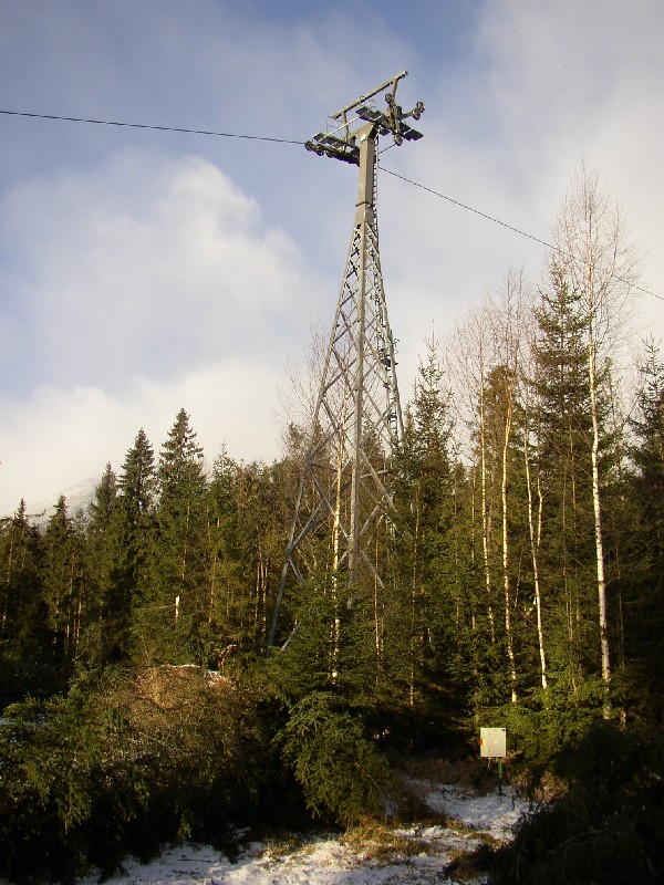 lanovka po víchrici - spadnuté lano z podpery  - foto: Peter Zemčák - TLD