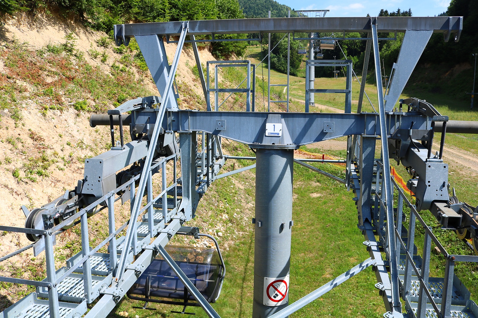 pohled z mostu dolní stanice na tlačnou podpěru č. 1  - foto: Radim Polcer 29.06.2019
