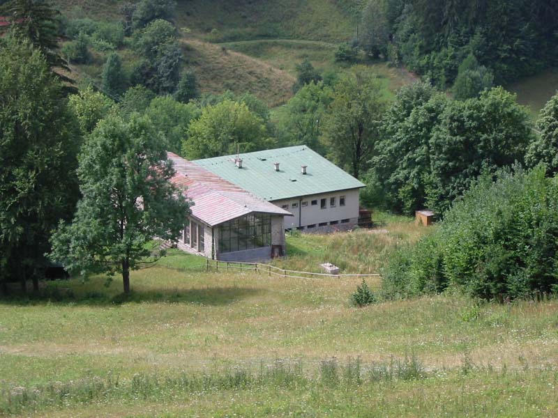 údolná stanica lanovky. Je opravená a slúži ako reštaurácia  - foto: Mirek