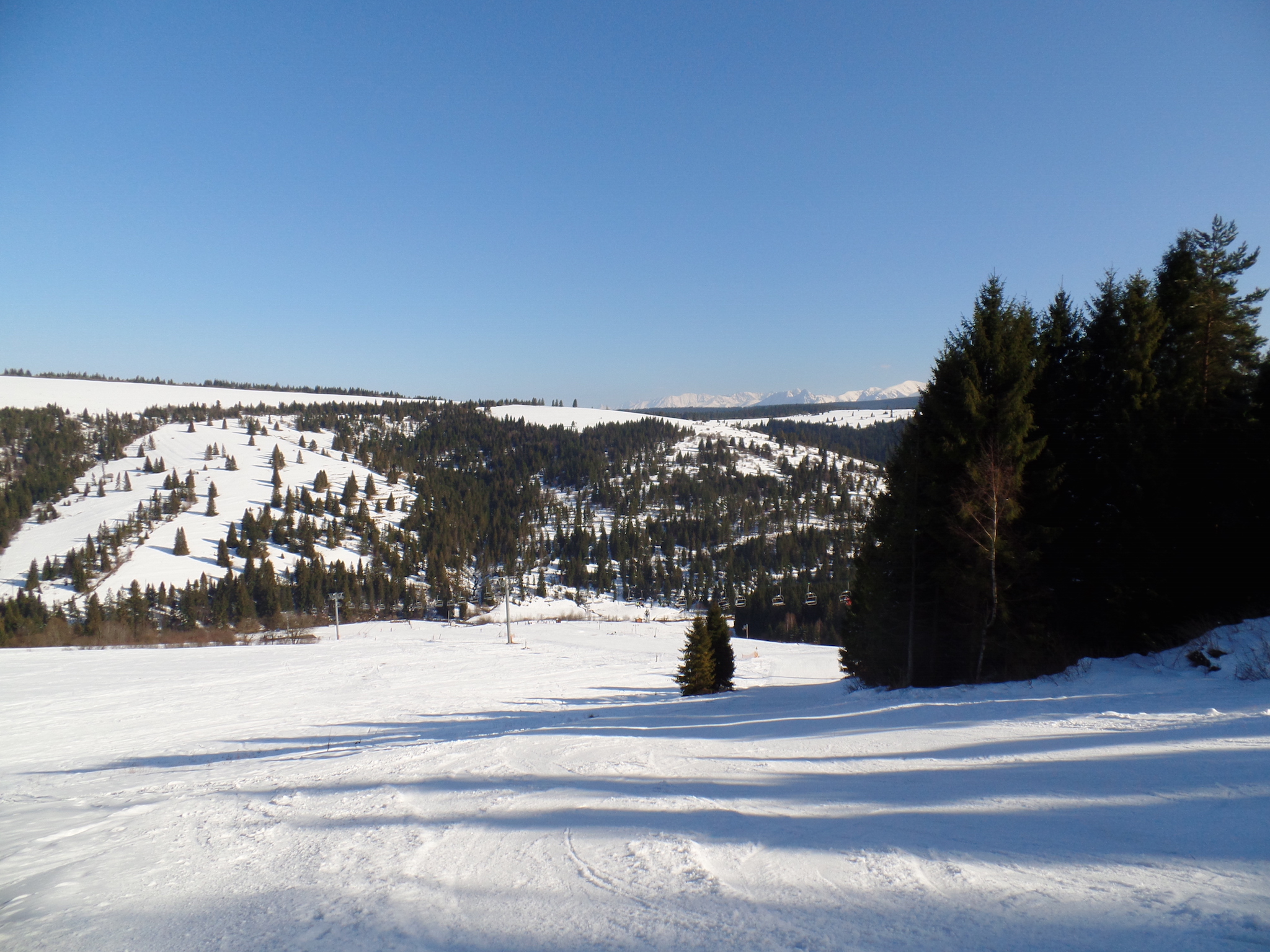 Pohľad na štvorsedačku zo zjazdovky č. 3  - foto: Matej Petőcz 7.3.2015