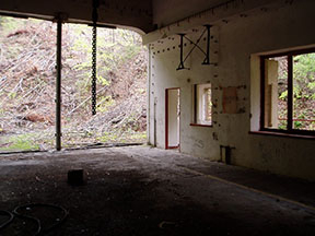 Miestnosť, ktorá sa kedysi nazývala strojovňou dolnej stanice. /foto: Andrej Bisták 2.5.2004/