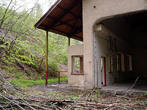 V zábere vidno aj pokladňu, ktorá dnes podobne ako celá budova, stratila význam. /foto: Andrej Bisták 2.5.2004/