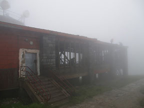 Severná stanica tiež v rovnakej atmosfére, chýbajúce okná sú však už dôsledkom týždeň prebiehajúceho rozoberania /foto: Andrej Bisták 29.6.2011/