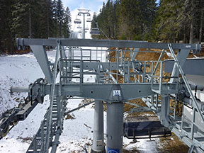 pohled z mostu dolní stanice na tlačné podpěry č. 1a a 1b /foto: Radim Polcer 20.03.2011/