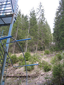 trasa bývalé lanovky - pohled k horní stanici /foto: Radim Polcer 24.03.2011/