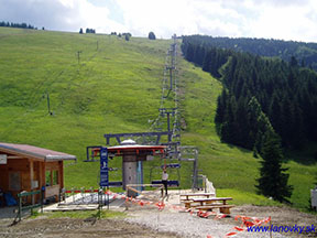 pohľad od dolnej stanice na trať lanovky /foto: Andrej Bisták 22.6.2003/