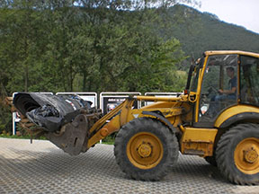 výmena nástupného pásu /foto: Ľudmila Porubčanská 22.08.2012/