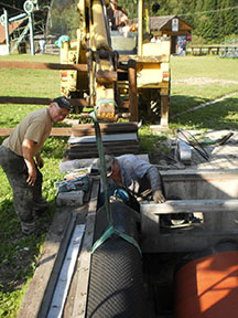 výmena nástupného pásu /foto: Ľudmila Porubčanská 22.08.2012/