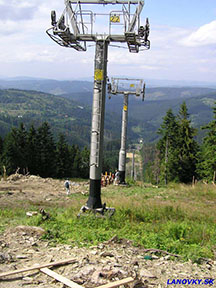  nová lanovka sa bude ťahať troška naľavo od starej vo vrchnej časti a dole opačne /foto: Peter Brňák 06.08.2004/