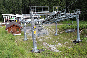 dolní stanice a tlačné portálové podpěry č. 1 a 2 /foto: Radim Polcer 06.07.2012/