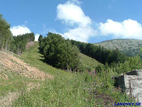 trasa lanovky, vpravo základy starej kotvy /foto: Radim 04.08.2004/