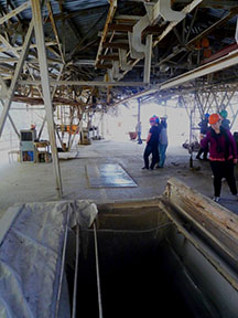Materiál dopravovaný lanovou dráhou vstupuje do technologického procesu v cementárni touto výsypkou /foto: Andrej Bisták 10.10.2013/