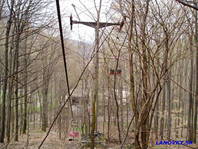 podpera č. 2, v pozadí údolná stanica /foto: Andrej 11.04.2004/