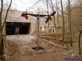 tlačná podpera č. 1, v pozadí nákladná plošina a údolná stanica s bývalou reštauráciou Snežienka /foto: Andrej 11.04.2004/