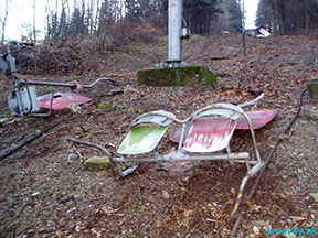 sedačky pri podpere č. 15 /foto: Andrej 04.12.2004/