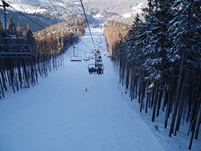 pohľad na trasu lanovky smerom nadol /foto: Andrej 16.01.2005/