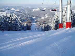pohľad od vrcholovej stanice na trasu lanovky smerom nadol /foto: Andrej 16.01.2005/