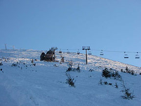 vrcholová stanica na Lukovej, v pozadí vľavo nepremávajúci úsek Luková - Chopok /foto: Mirek 29.01.2005/