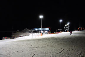 Večerné lyžovanie v stredisku Beskid Sport Arena, kde platí spoločný skipas so strediskami SMR a COS /foto: Matej Petőcz 30.12.2017/