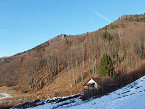 Prírodná dominanta - Bralová skala (s vysielačom) sa vypína nad dolnou stanicou /foto: Andrej Bisták 18.2.2019/